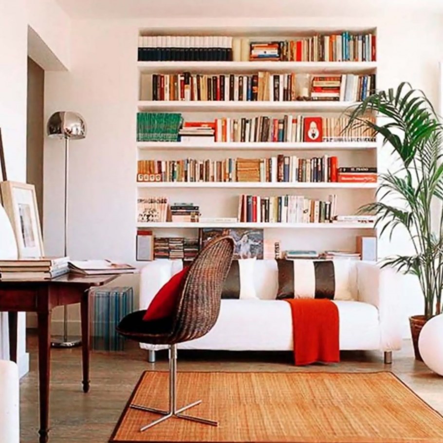 Книжные полки за диваном