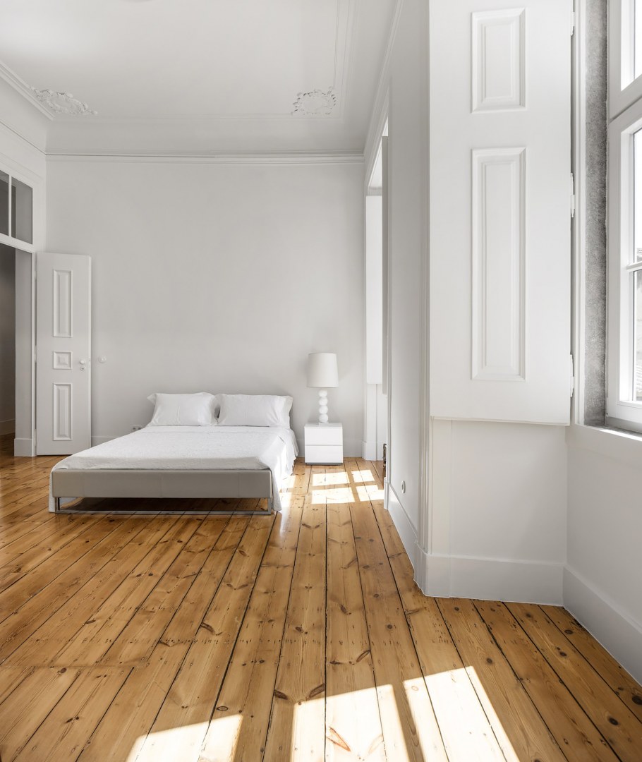 Белые стены деревянный пол