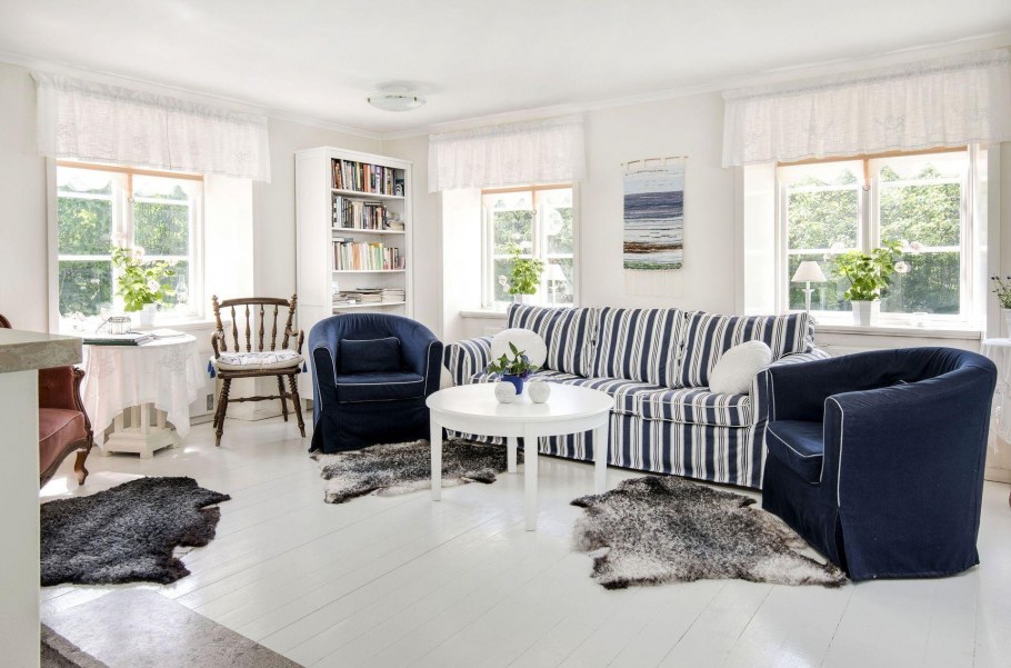 Белый пол в интерьере гостиной