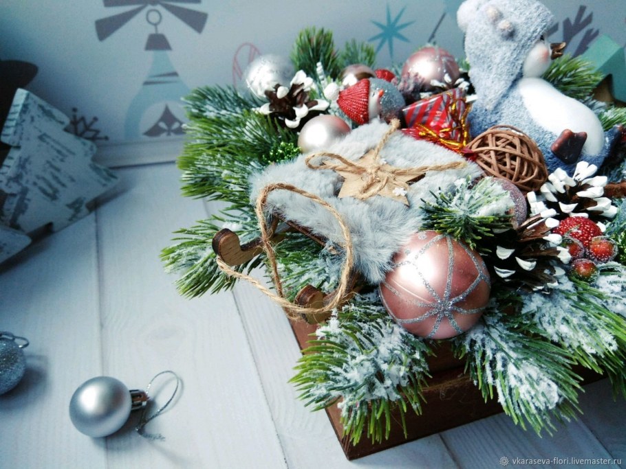 Новогодняя композиция на стол со свечами