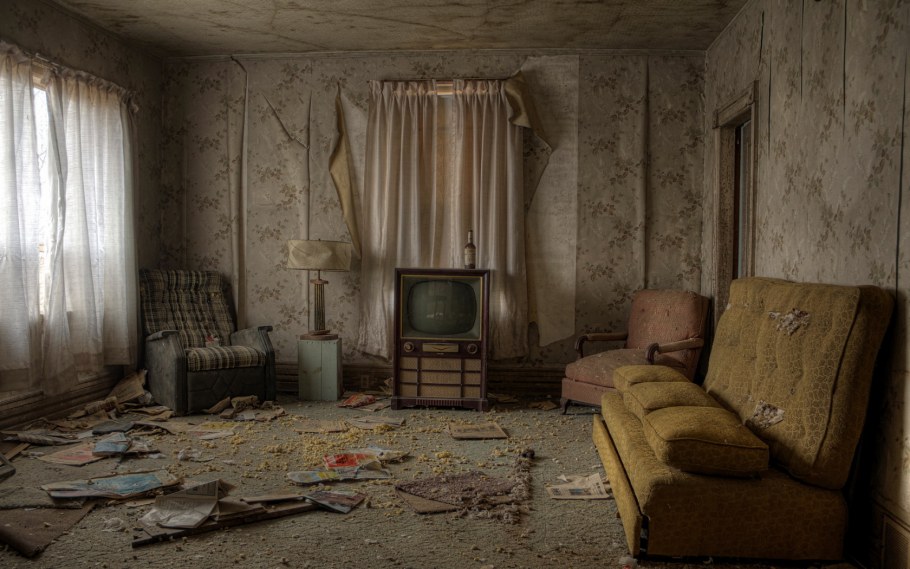 Старый телевизор в комнате