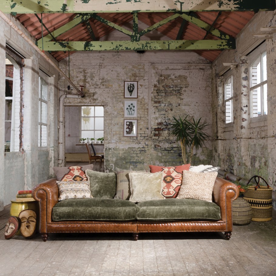 Диван в винтажном стиле