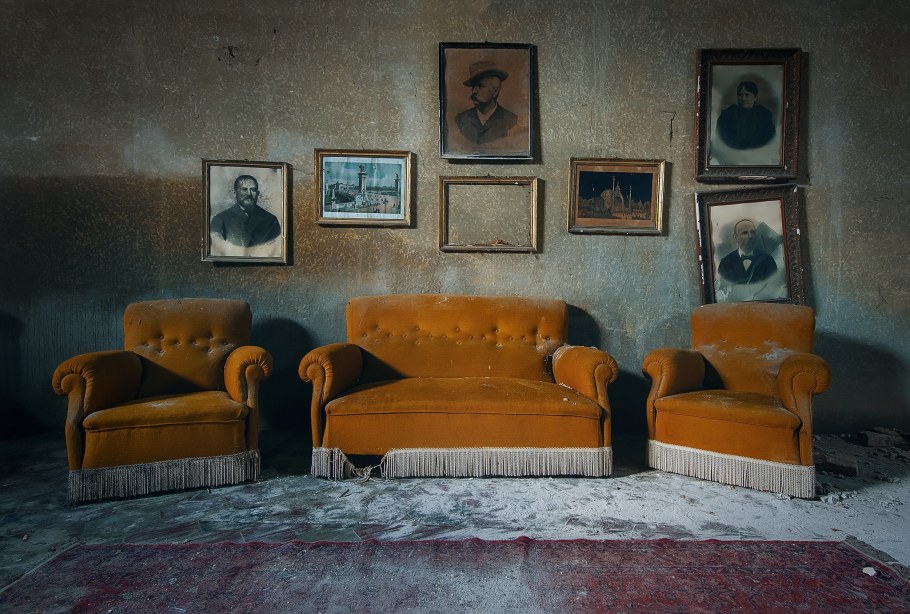 Старый диван в комнате