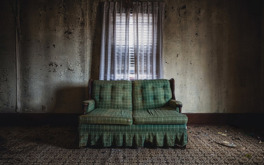Старый диван в комнате