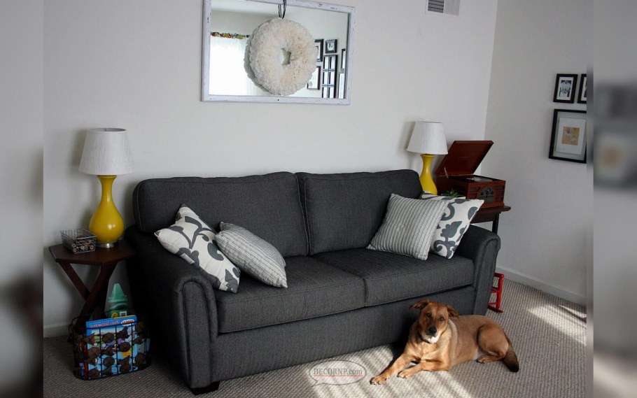 Темно серый диван с подушками