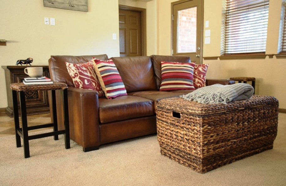 Коричневый диван деревянные подлокотники в интерьере