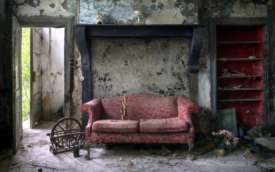 Старинная комната с диваном