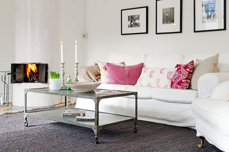 Белый диван с подушками