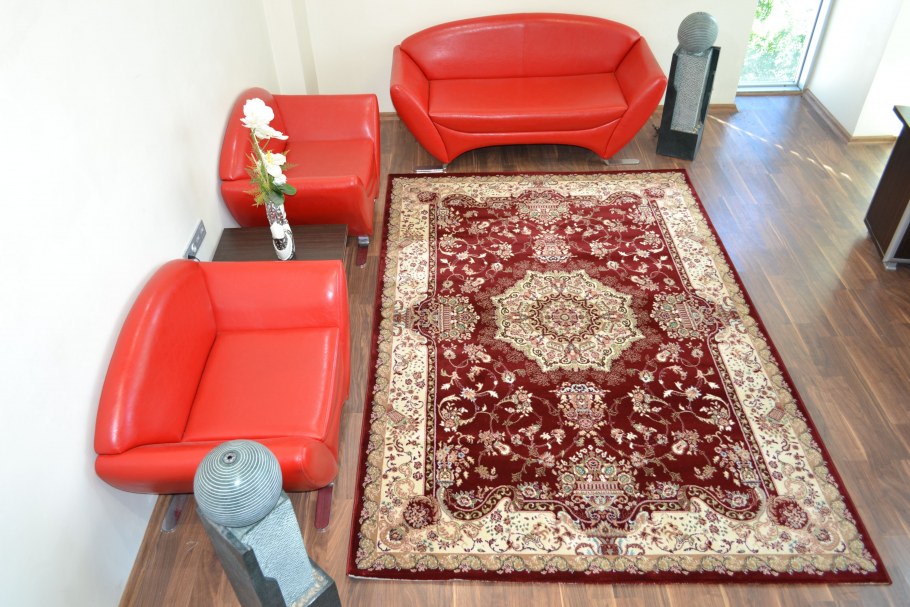 Красный ковер в интерьере