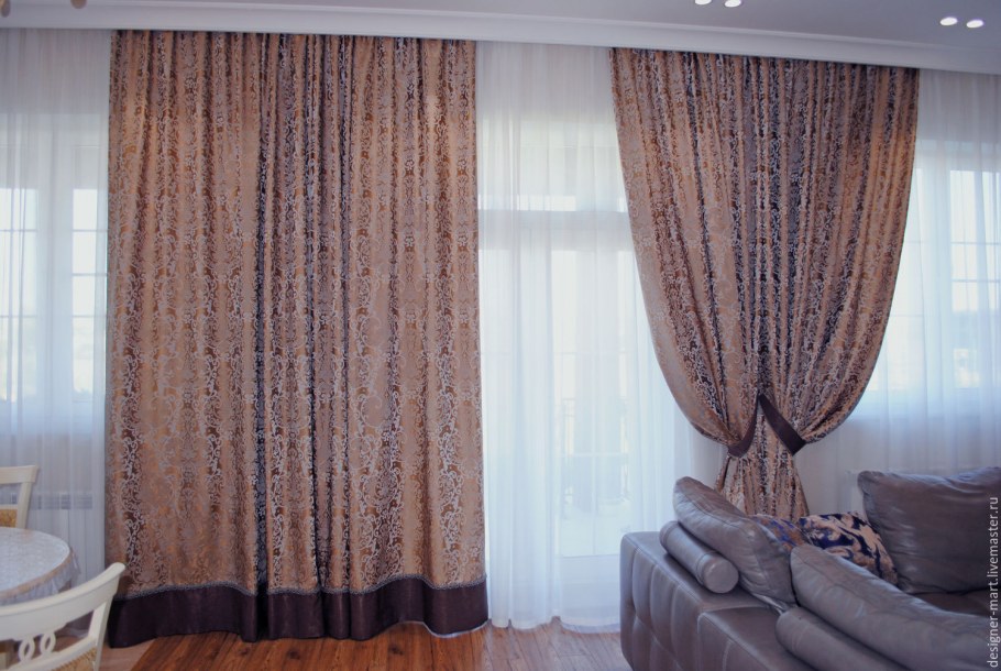 Гостиная с бежевыми обоями