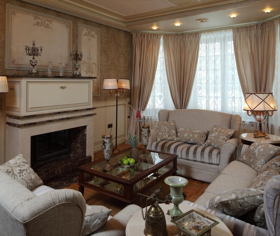 Гостиная с эркером и камином Неоклассика