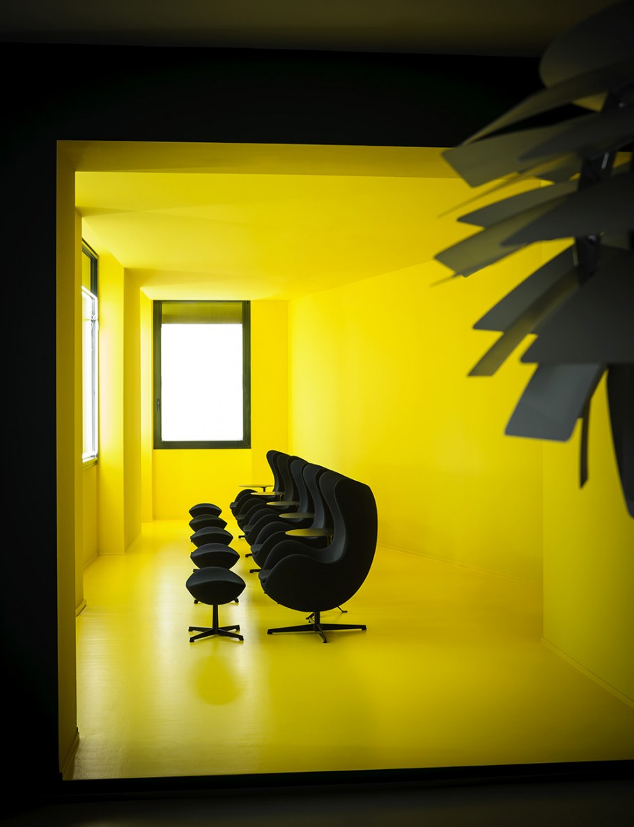 Комната в жёлто чёрных тонах
