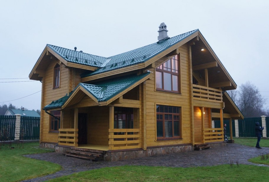 Красивый дом из профилированного бруса