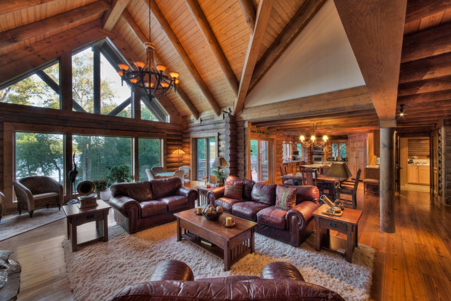 Красивый деревянный интерьер