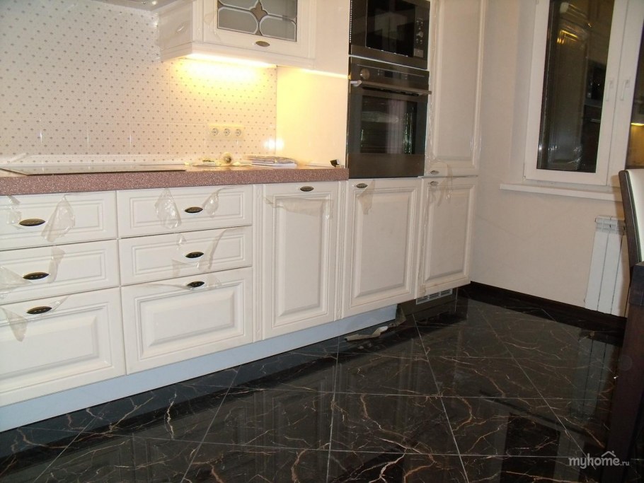 Коричневая столешница на кухне под мрамор