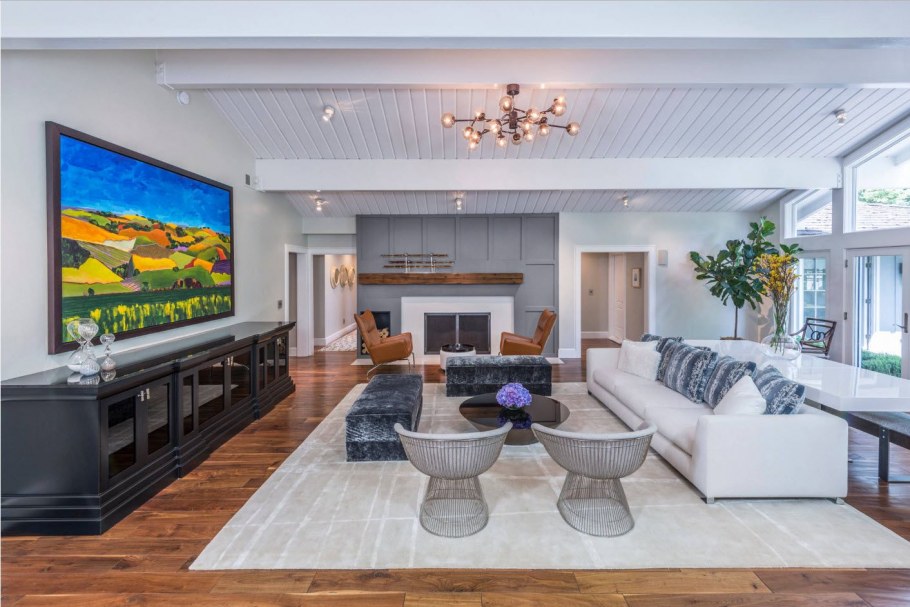 Интерьер узкой гостиной