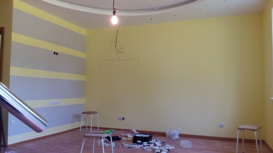 Обои под покраску на потолок