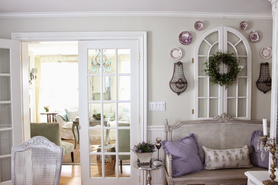 Декоративное окно со ставнями в интерьере