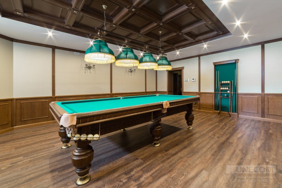 Бильярдная комната на мансарде