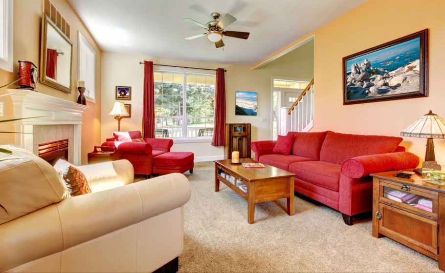 Персиковый цвет в интерьере гостиной