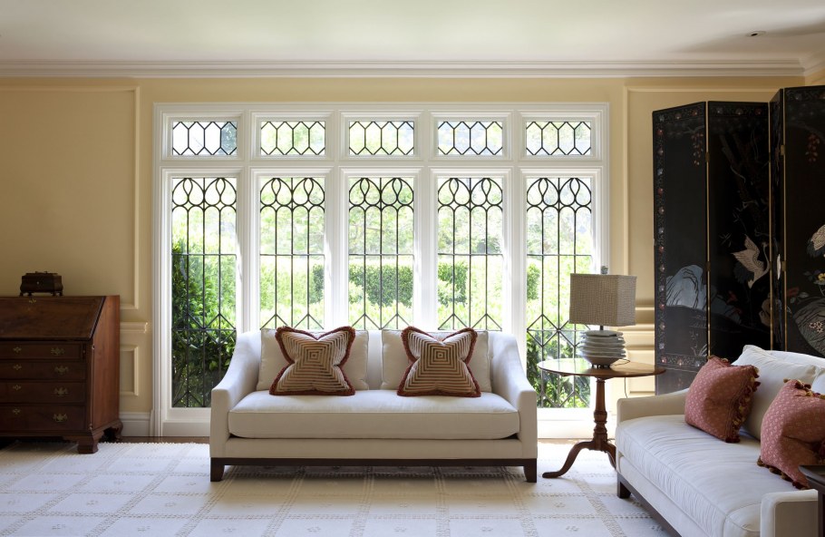 Темные рамы окон в интерьере