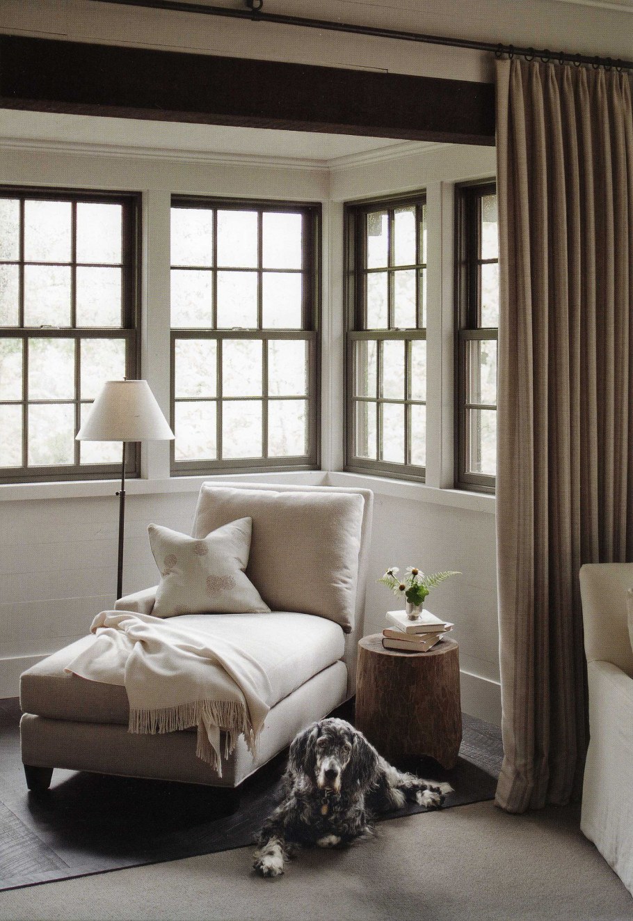 Окно с черной рамой