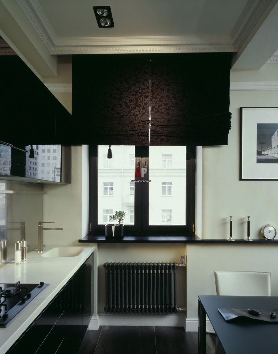 Графитовые рамы окон в интерьере