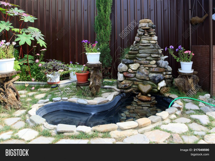 Пруд пластиковый с фонтаном