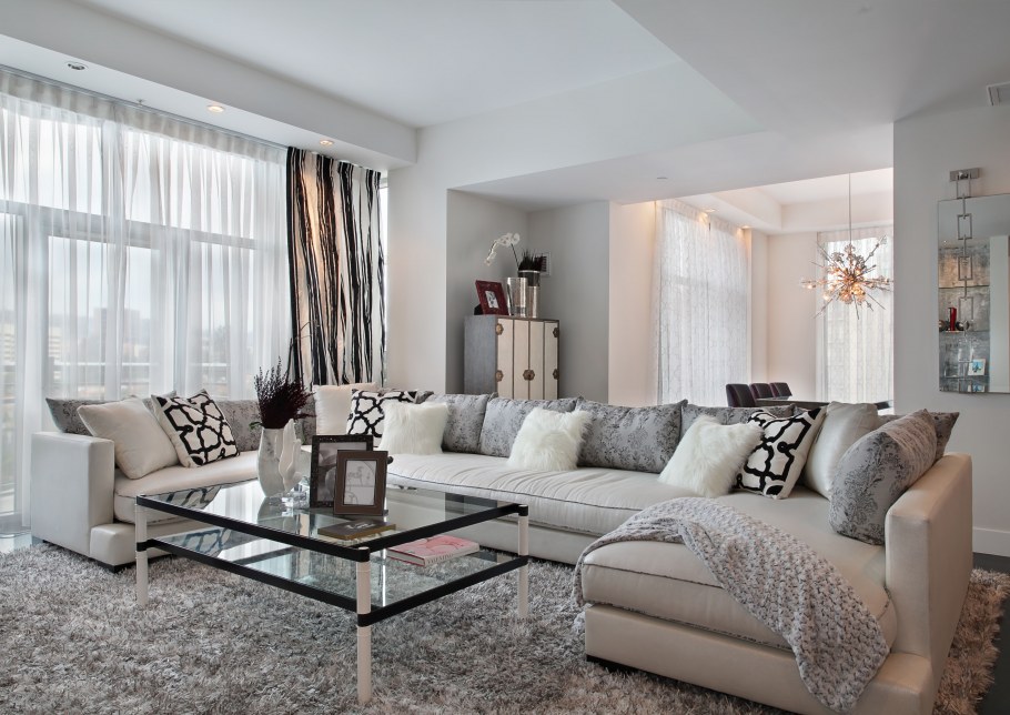 Гостиная с белым диваном