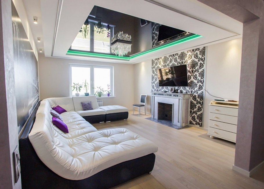 Натяжные потолки в гостиную