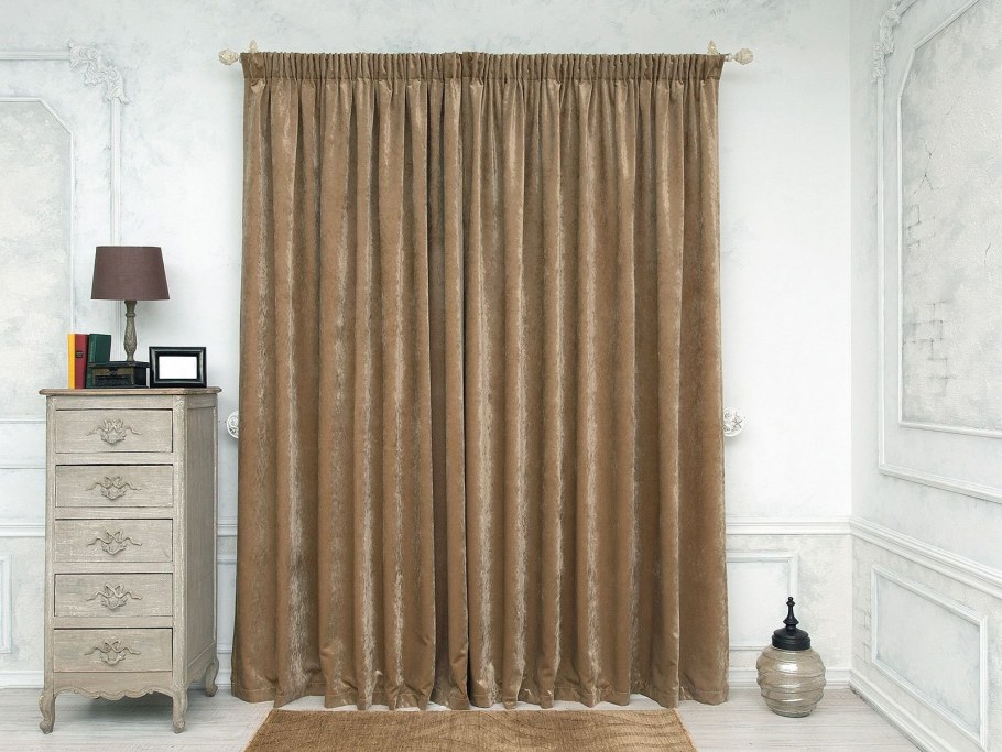 Черные бархатные шторы