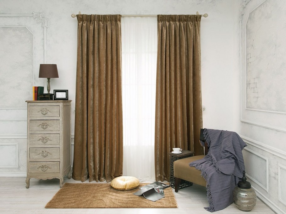 Коричневый бархатный диван