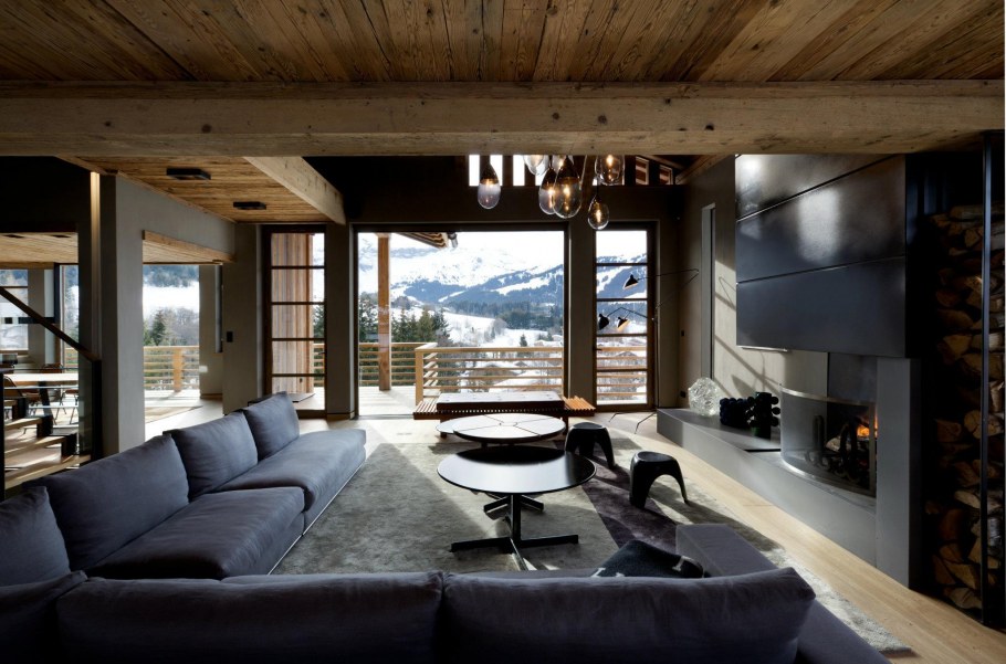 Дом с большой гостиной и панорамными окнами