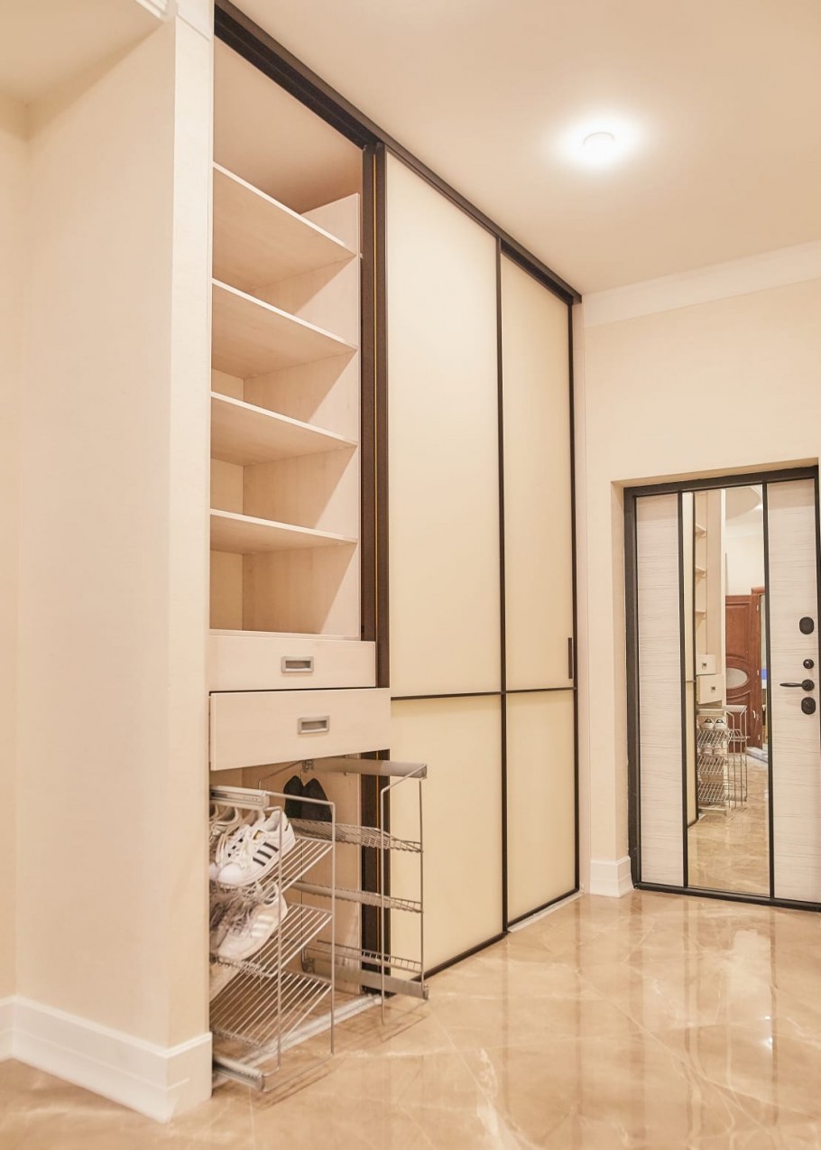 Прихожая с гардеробной комнатой