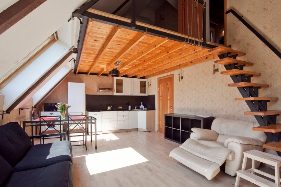 Оригинальная отделка мансарды