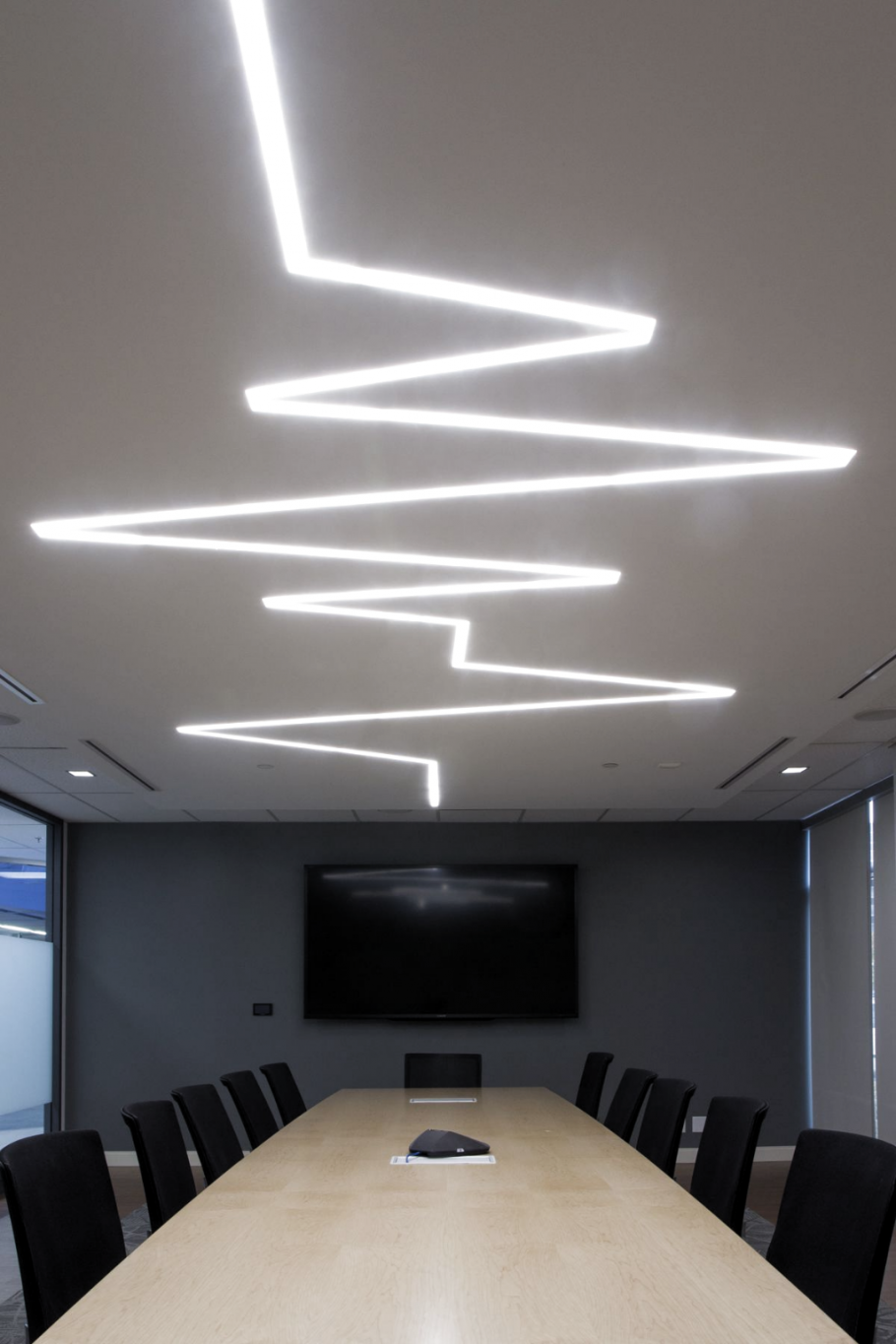 Светодиодные полосы на потолке