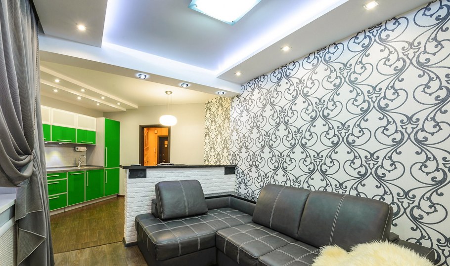 Контрастные обои в гостиной