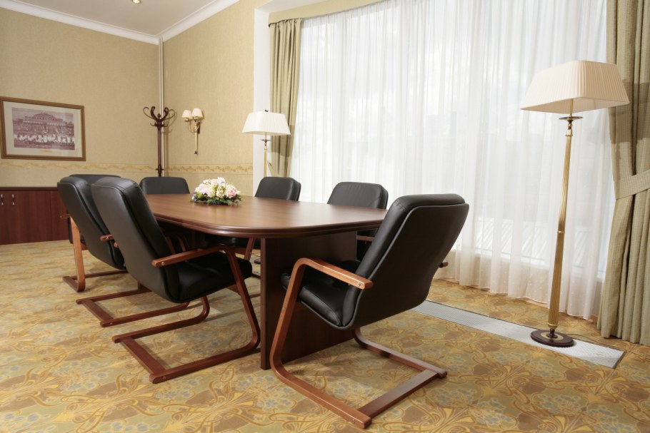 Зона отдыха в офисе в классическом стиле