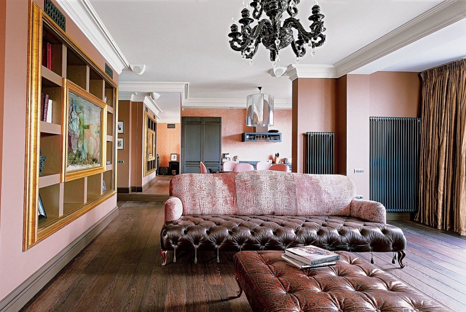 Золотые шторы в интерьере гостиной