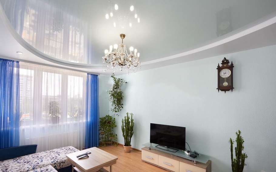 Натяжные потолки в зал 18 кв.м