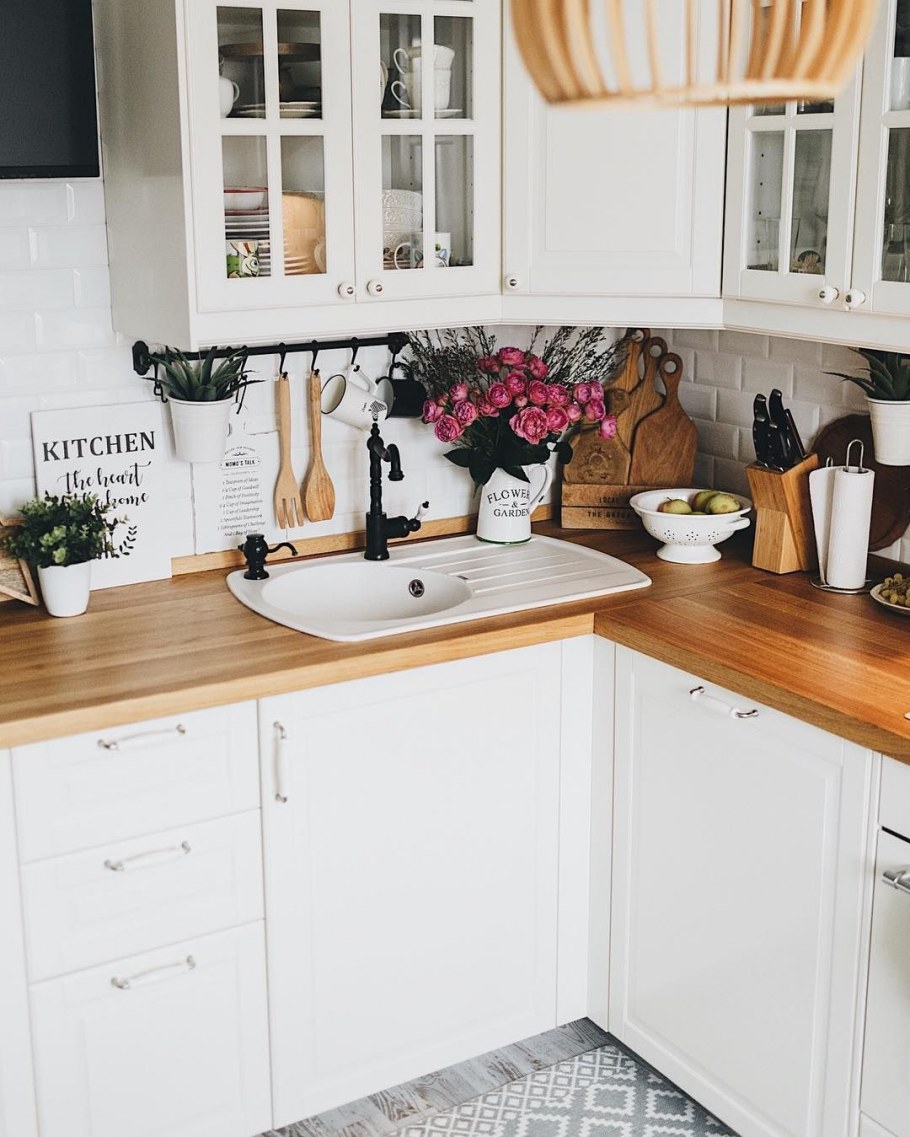 Черная мойка на деревянной столешнице