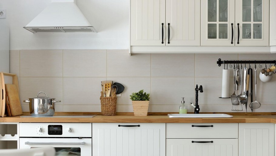 Кухня Будбин икеа белая с деревянной столешницей