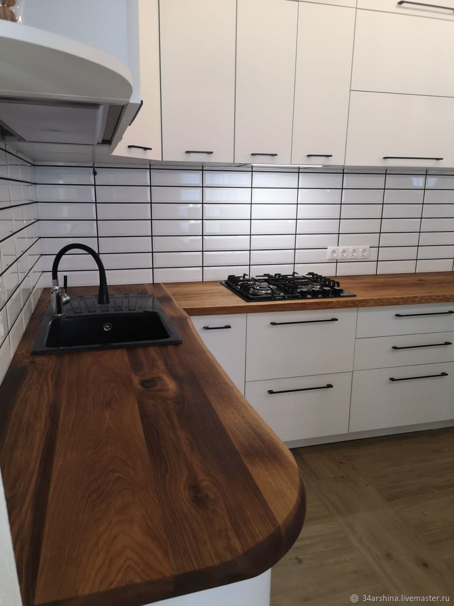 Белая кухня со столешницей под дерево