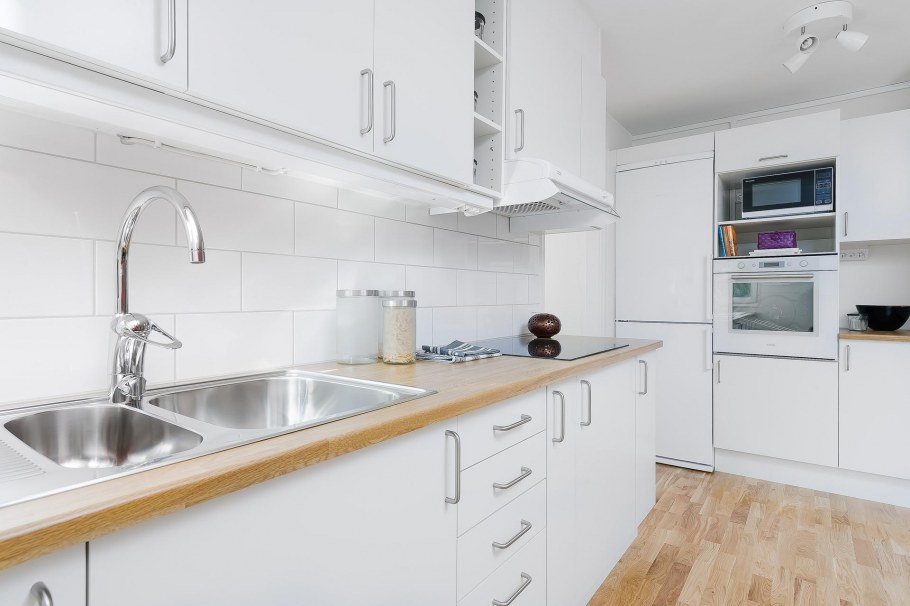 Кухня белый глянец с деревянной столешницей