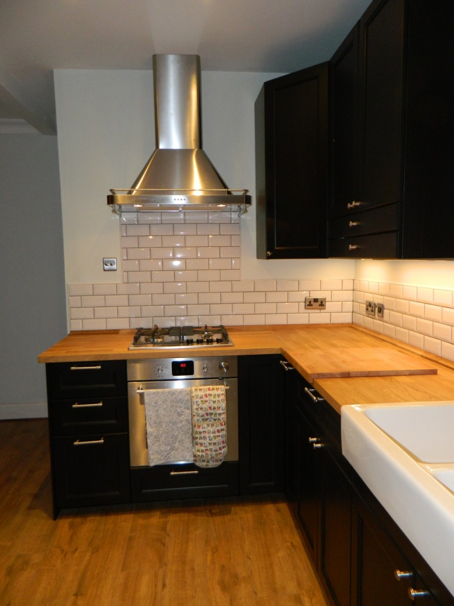 Белая кухня в современном стиле с деревянной столешницей