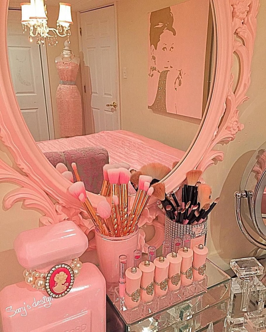 Розовые предметы для комнаты