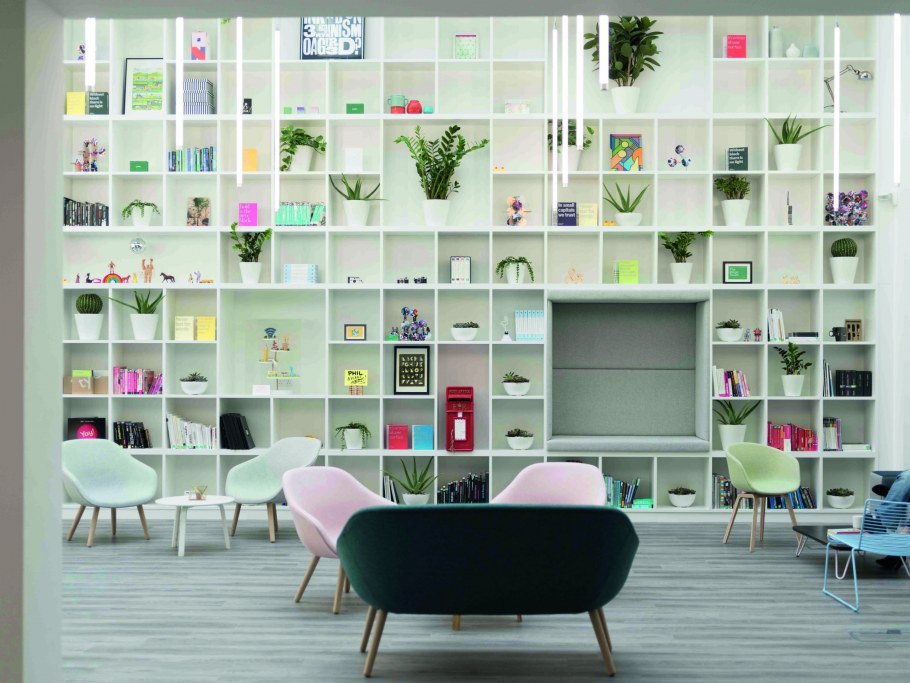 Декор полок в офисе