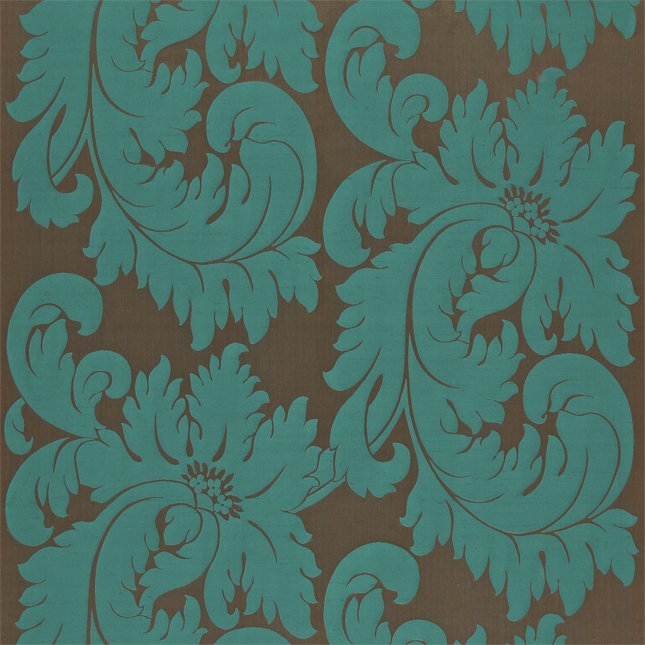 Белый интерьер с авангардными картинами