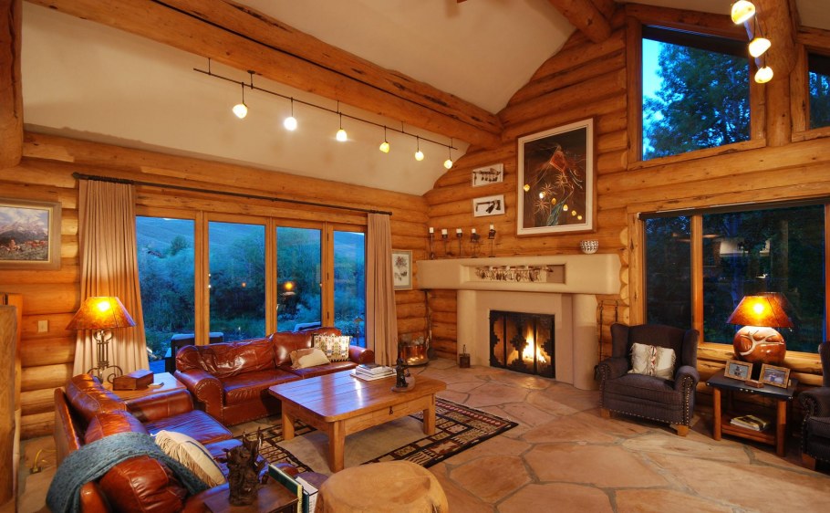Деревянная гостиная с камином