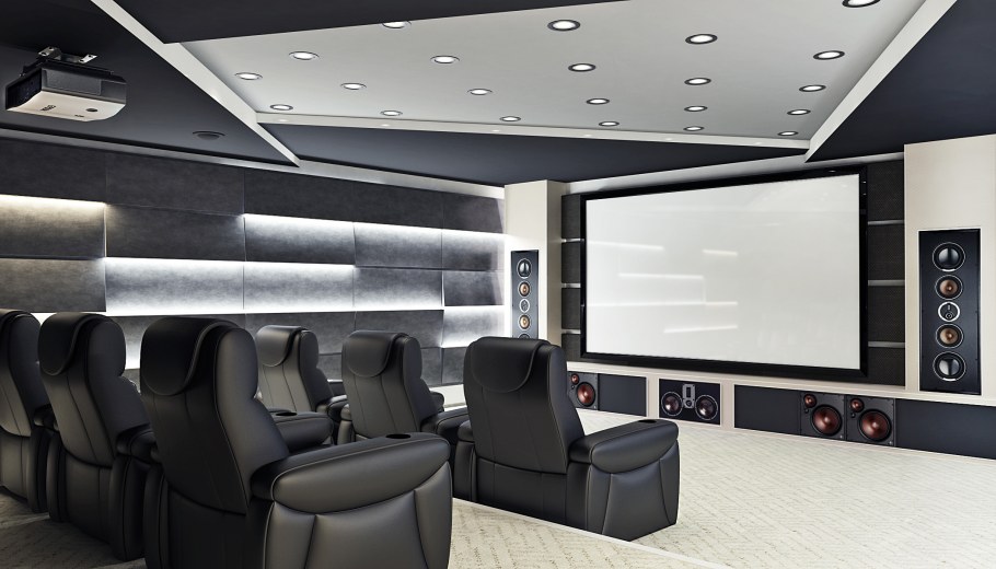Домашний кинотеатр с большим диваном